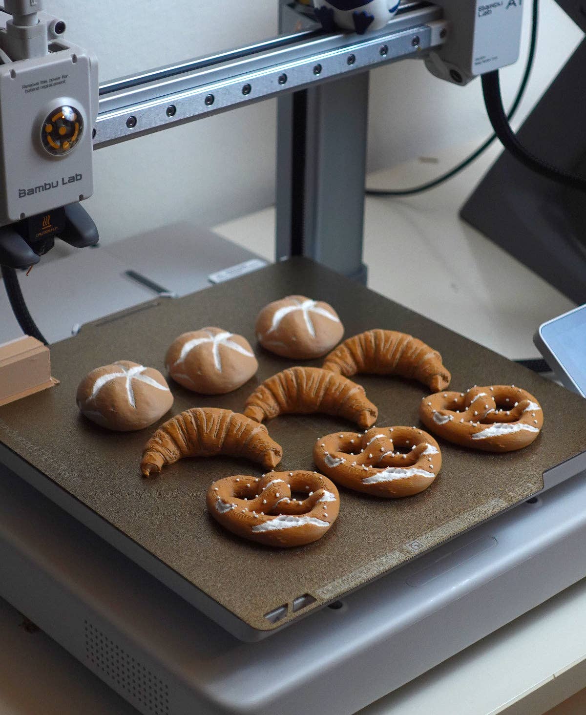 Roomberry - Wholesale Magnet - Croissants, pretzels, and bread roll refrigerator magnets3