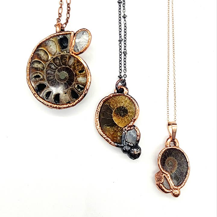 Collar de fósil de amonita con piedra lunar arcoíris facetada para venta al por mayor de MergingMetals