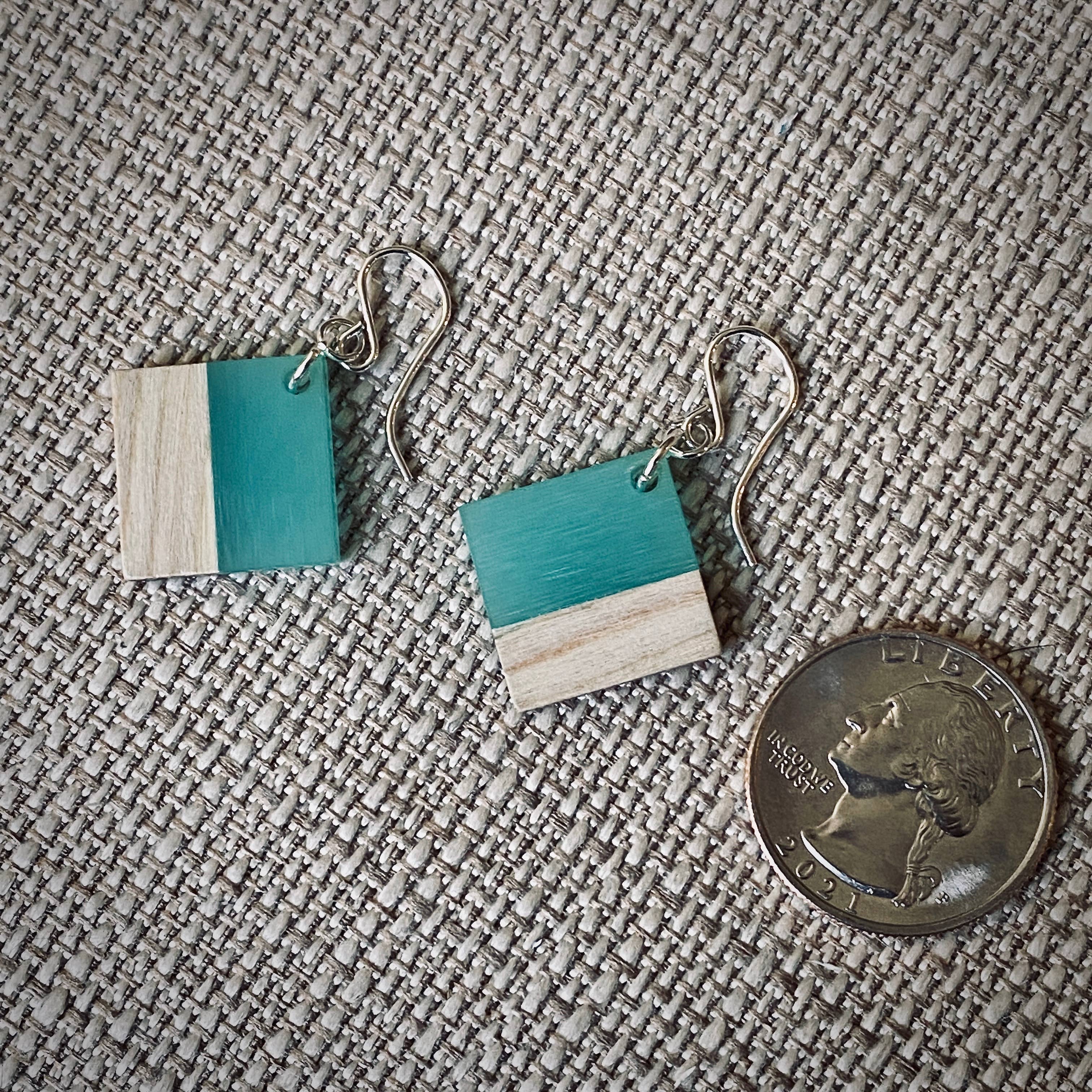 Nancy Reid Carr – Engroshandel Hængeøreringe og creoløreringe – Moderne Boho turkise dråber, træ og harpiks dingleøreringe6