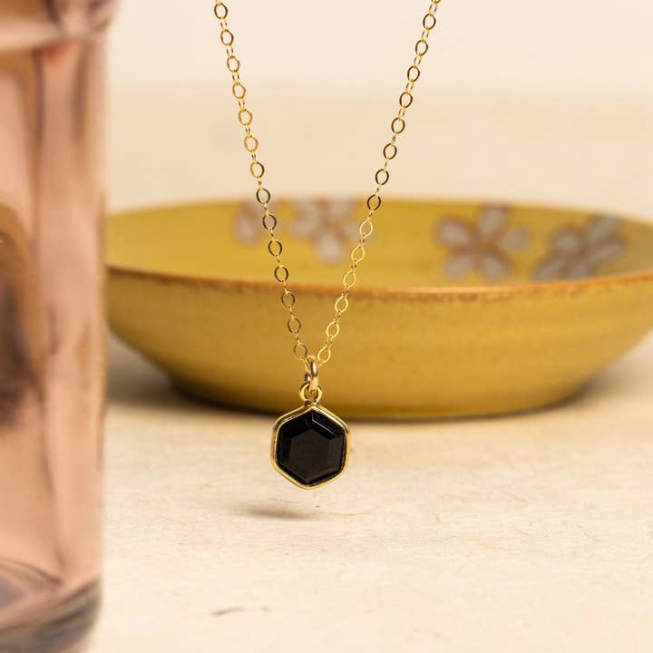 Collier à pendentif hexagonal délicat en onyx noir pour la vente par Soul & Little Rose