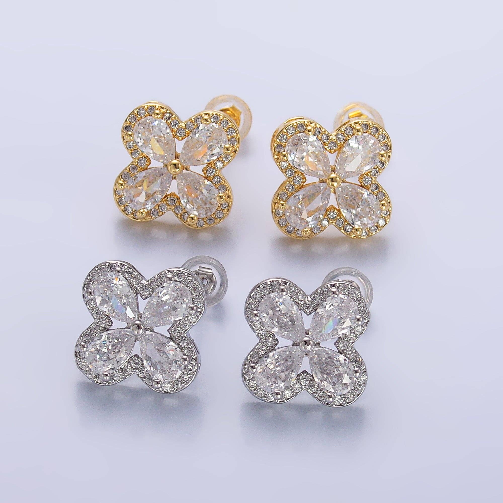 Aim Eternal - Vendita all'ingrosso Orecchini a bottone - Orecchino a Lobo Quadrifoglio in Oro con Zirconi Cubici Delicati4