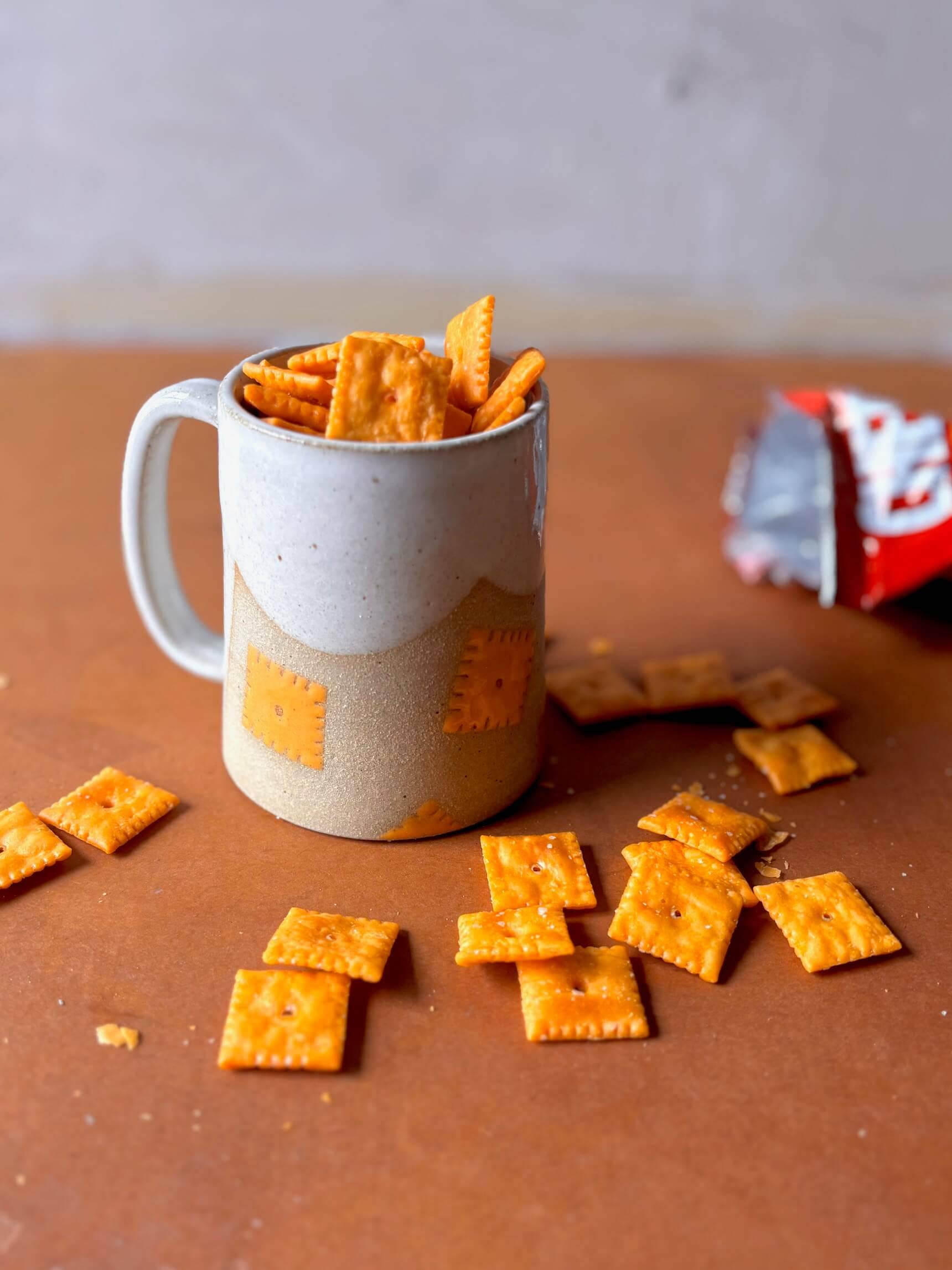 ROB Ceramics – wholesale Kaffekoppar – Cheez It Mugg Handgjord Keramik8