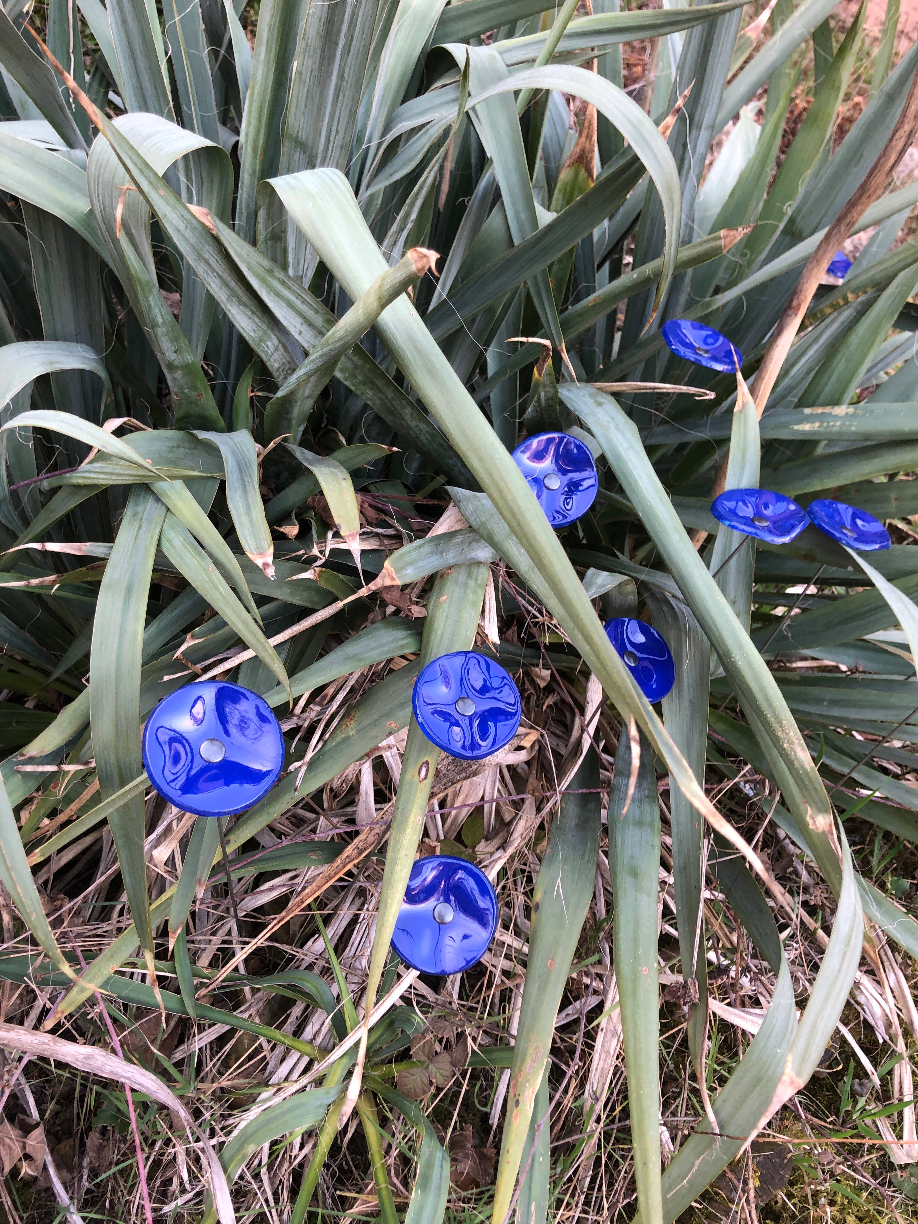 CARNEOL GLASS - Wholesale Garden/Lawn Stake - Small Glass Flower For Outside In L.Blue7