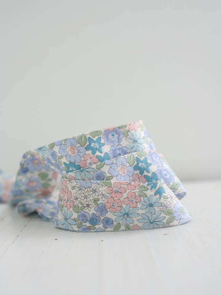 Bordo per trapunta con sbieco 2,5" floreale blu 100% cotone per la vendita all'ingrosso da parte di Bessie Pearl Binding Co