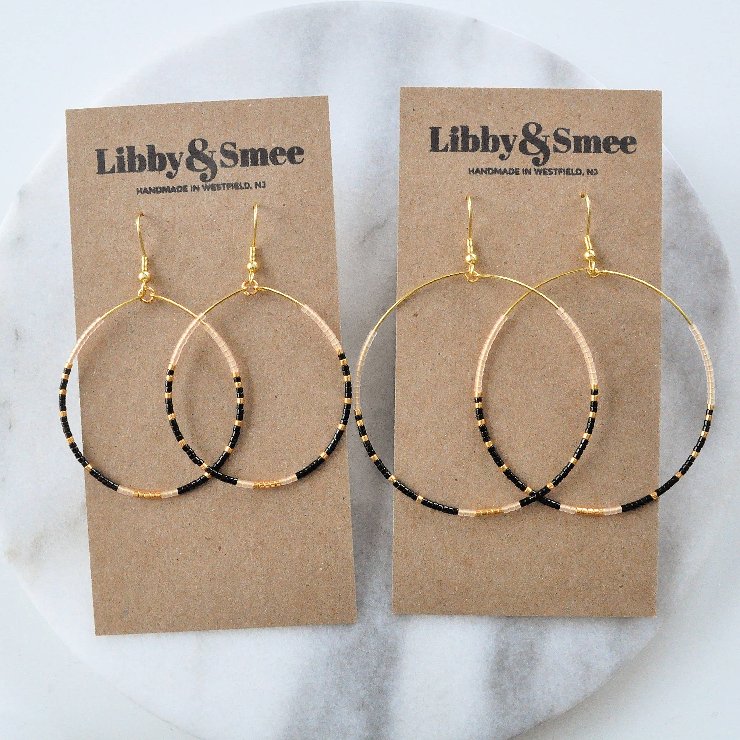 Libby & Smee – wholesale Hängande örhängen – Stora guldpärlformade dinglande hoopörhängen17