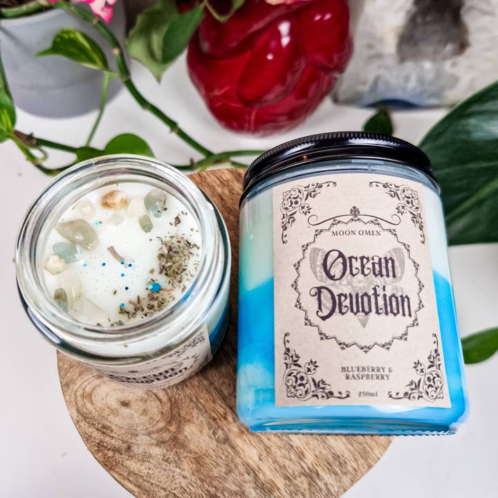 Duftkerze 'Ocean Devotion' - Blaubeere & Himbeere für den Großhandel von Moon Omen