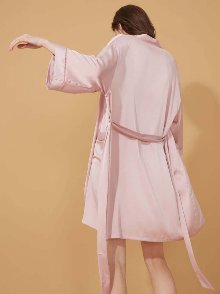 Ulivary – wholesale Morgonrock - Dam – Elegant kort morgonrock med urholkade detaljer och fickor5