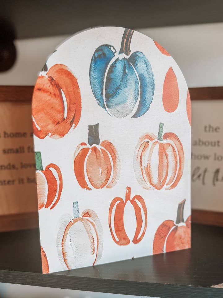 Insegna ad arco in legno con zucche ad acquerello per mensola per la vendita all'ingrosso da parte di Johnson Livings LLC