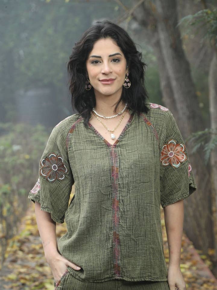 Haut bohème olive brodé avec appliqué floral et col en V pour la vente par Avani Del Amour