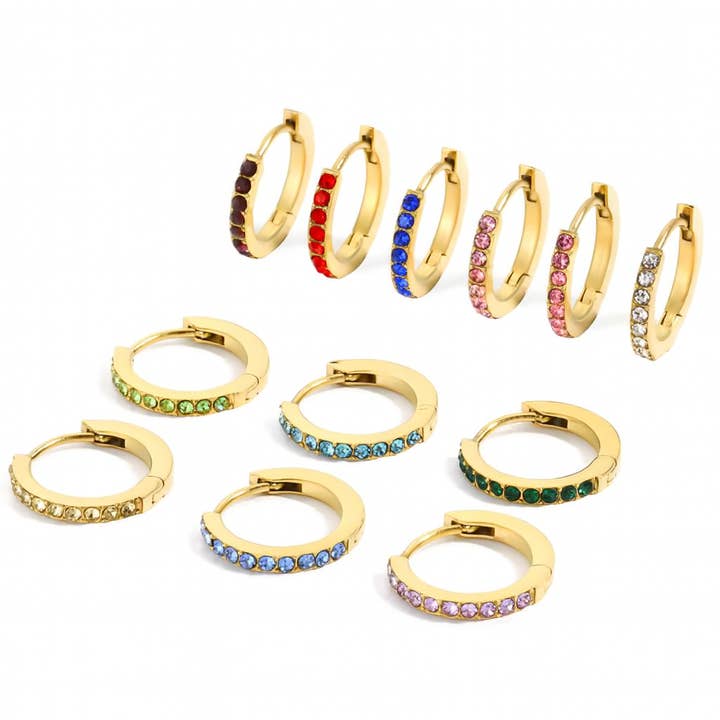 Pendientes de aro con piedra de nacimiento de CZ chapados en oro de 18 quilates · Antideslustre para venta al por mayor de Animira Jewels