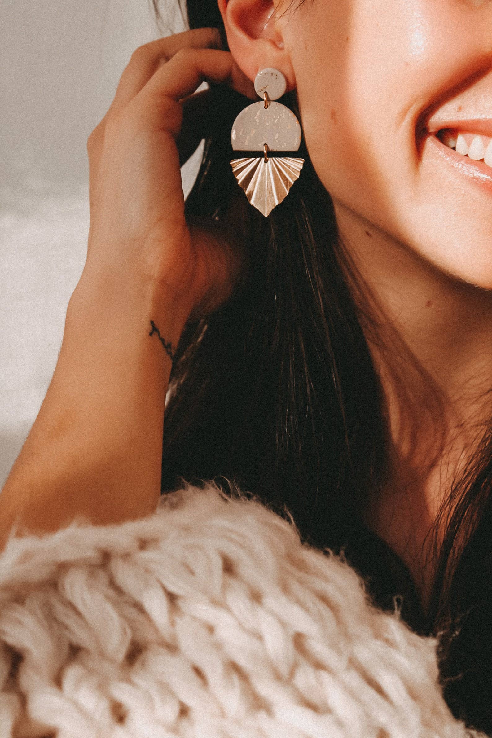 LESVARANDCLAY - Vendita all'ingrosso Orecchini pendenti - Orecchini Golden Eve in stile boho moderno con elementi geometrici in ottone placcato oro1