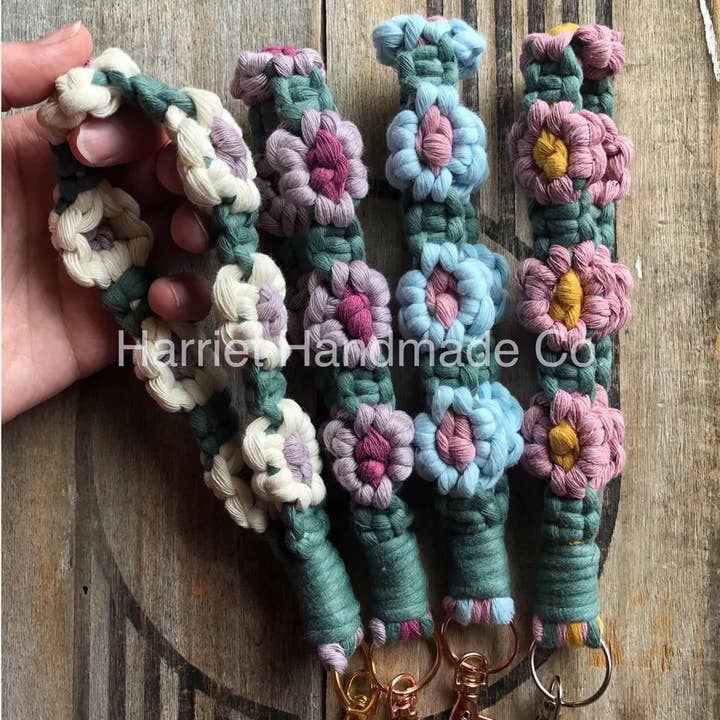 Lot de plusieurs bracelets en macramé en forme de marguerite en forme de fleur (vert) pour la vente par Harriet Handmade Co.