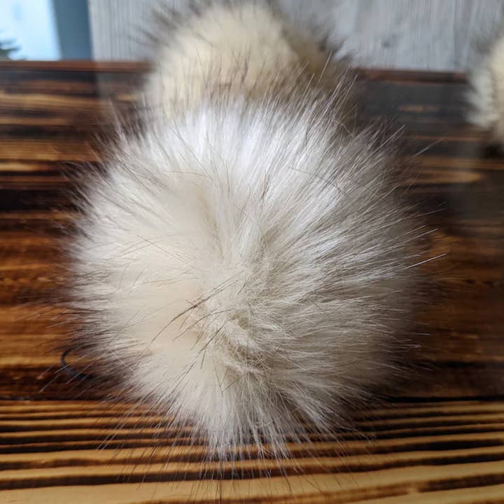 CountryStixCo - Vente Pompon - Pompon amovible en fausse fourrure de 7 po - Guimauve crémeuse 1