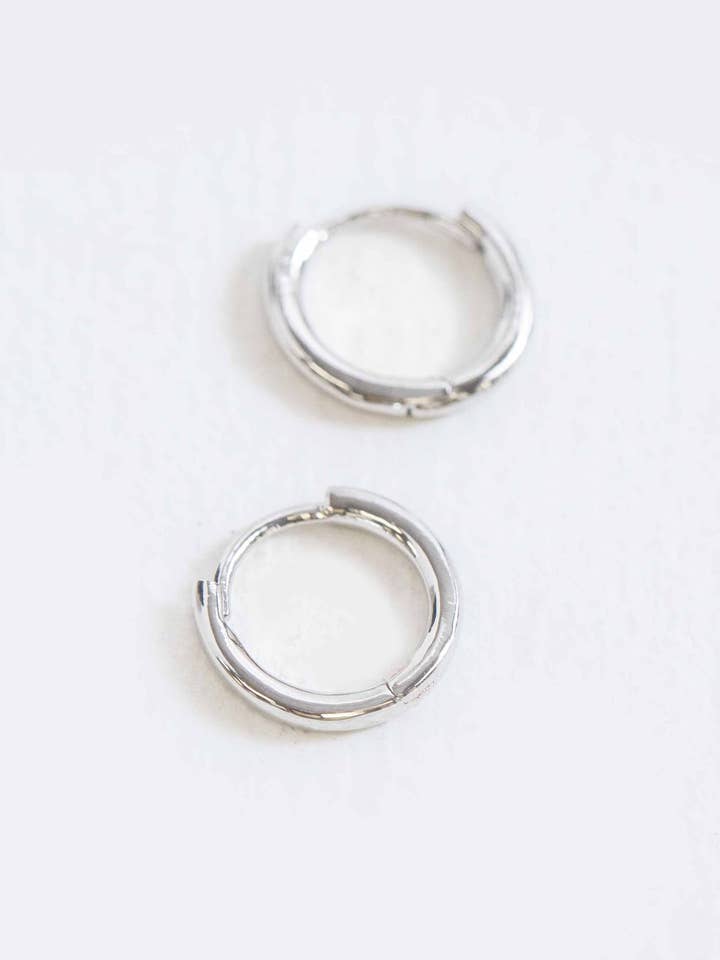 Boucles d'oreilles créoles Ultra Mini Huggie | Argent pour la vente par Lovoda