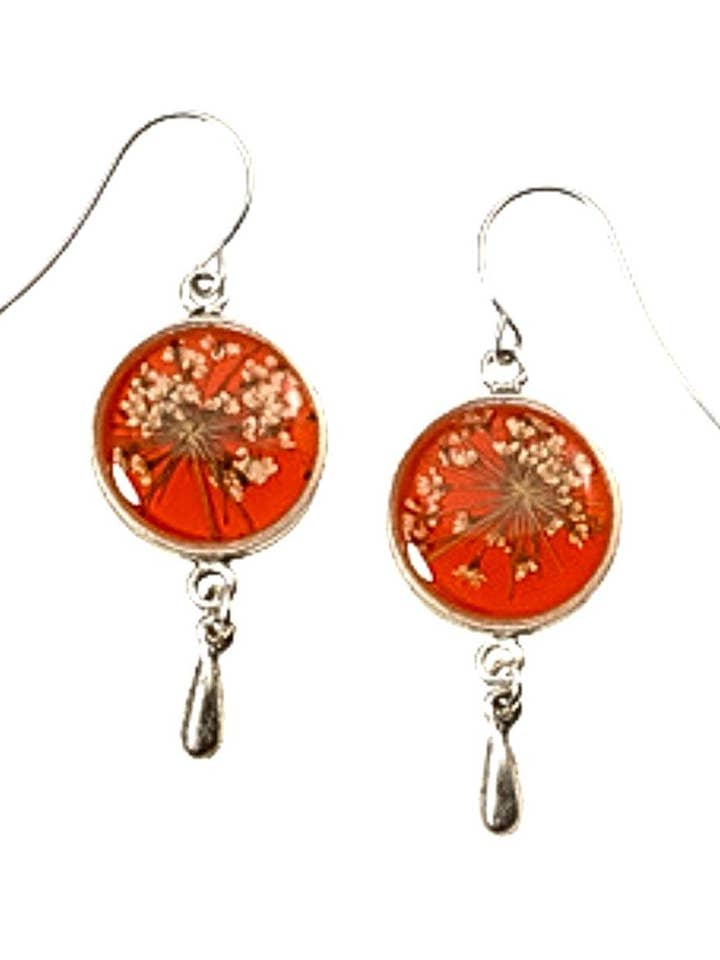 Boucles d'oreilles rondes petites en dentelle sur orange sanguine avec pendentif pour la vente par Shari Dixon