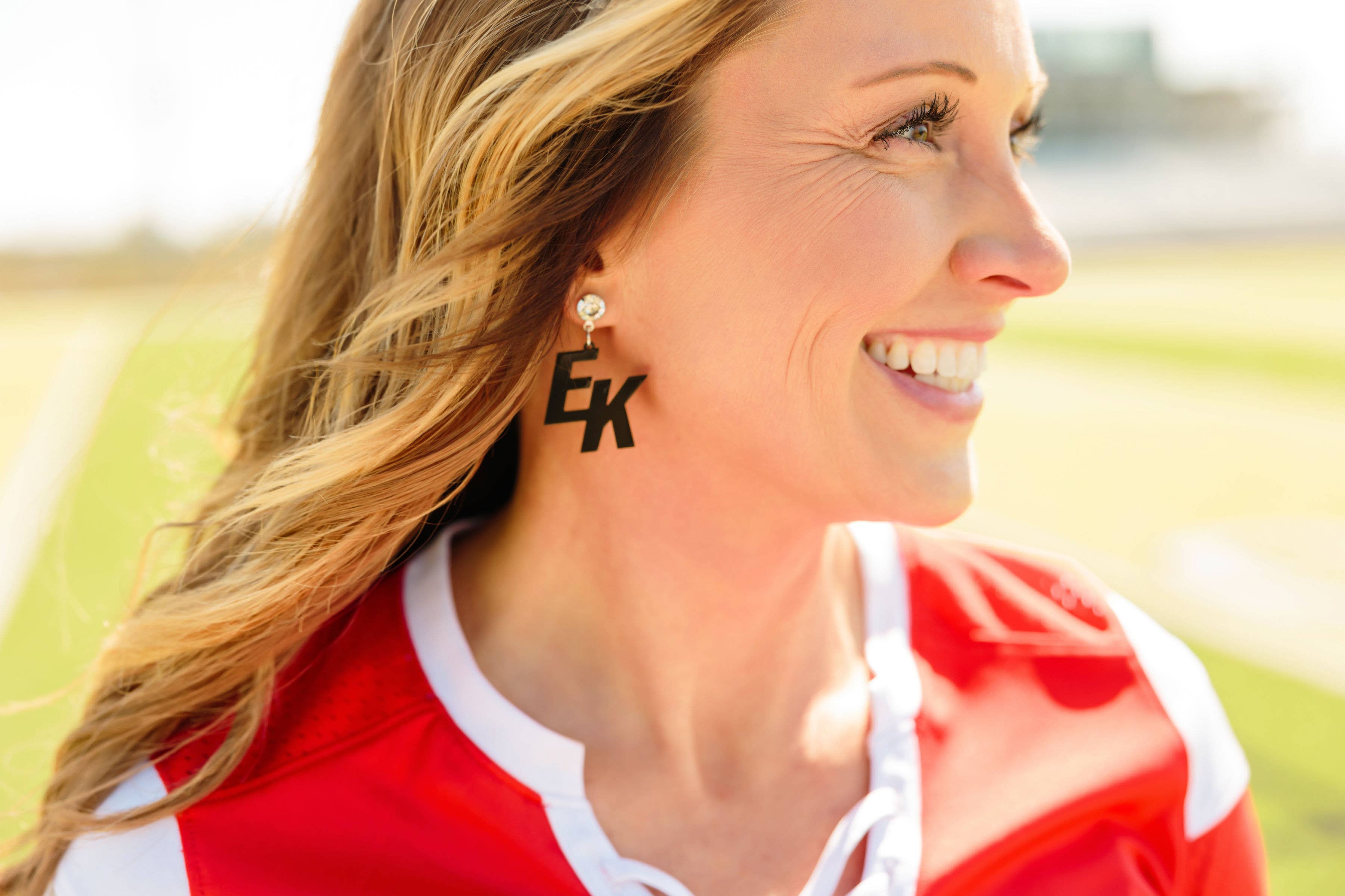 TLD Designs - Vente Boucles d'oreilles pendantes - Peinture acrylique à double initiale Game Day1