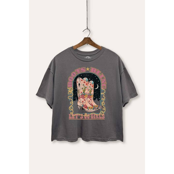 TOP CORTO BOXY GRAFICO CON STIVALETTI E GLITTER LET'S GO GIRLS per la vendita all'ingrosso da parte di VINTAGE POINT USA