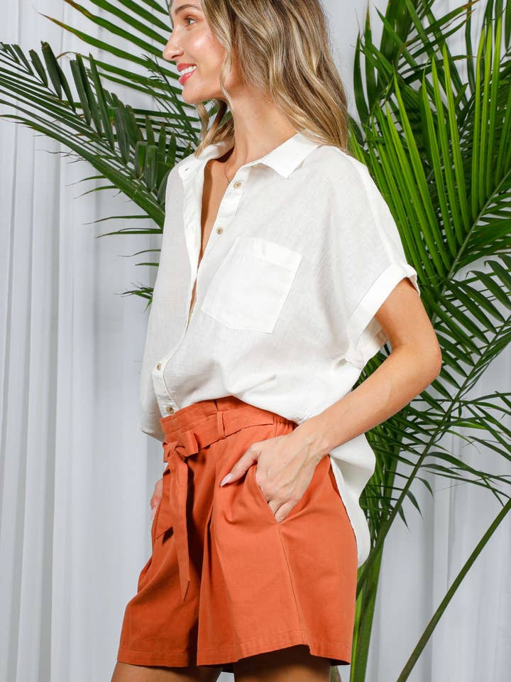 Camicia 100% cotone con colletto e tasca arrotolabile VT82330 per la vendita all'ingrosso da parte di Vine & Love