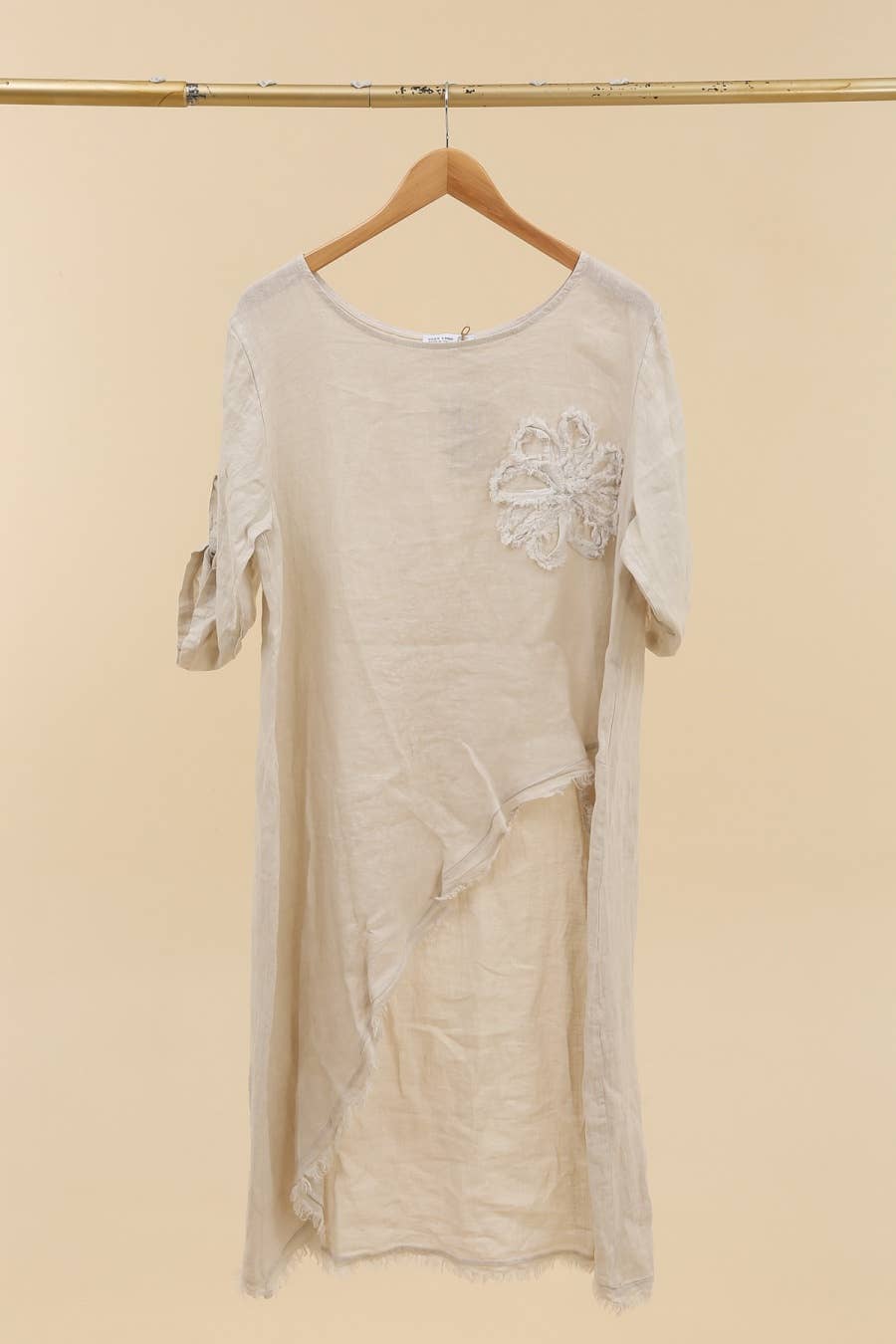 LÉA & LUC – Großhandel Kleid – Damen – 100 % Leinenkleid mit Blumenmotiv auf der linken Brust, REF. 724847