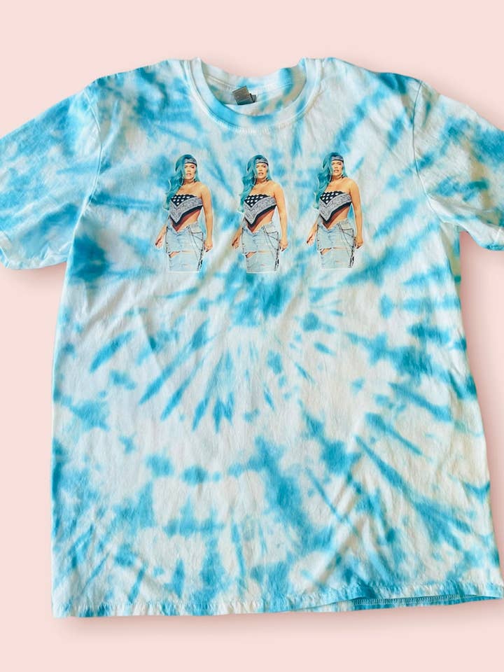 Maglietta Karol G Tie Dye per la vendita all'ingrosso da parte di SPDesignzCo