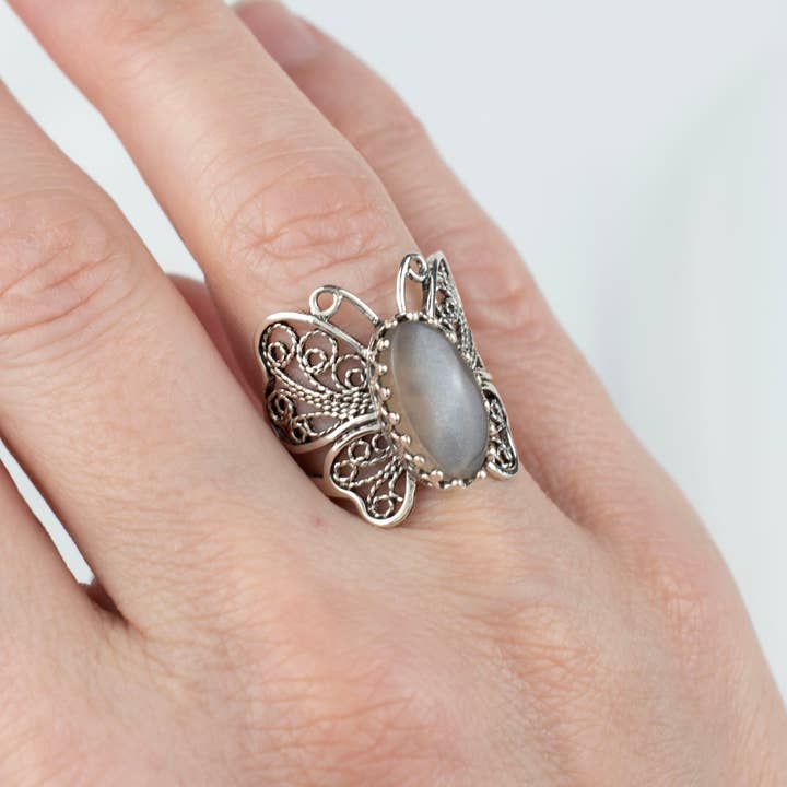 Filigranist Jewelry - Vendita all'ingrosso Anelli cocktail/statement - Anello da donna in argento Sterling con design a farfalla con pietra di luna grigia in filigrana2