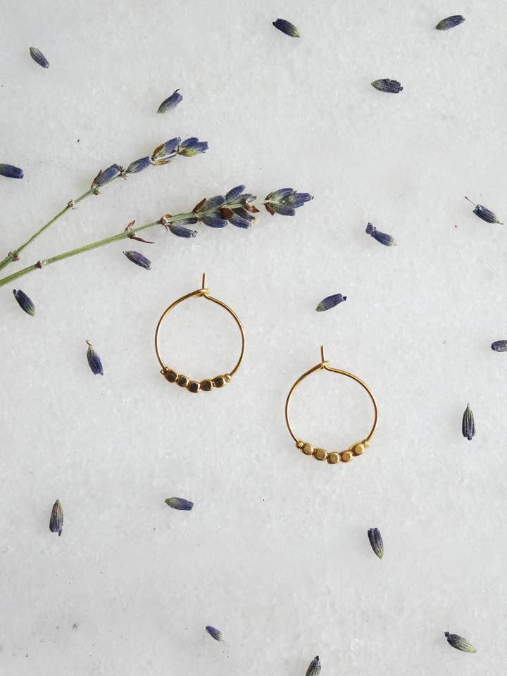 Mini creoler Lise med gyldne perler for engroshandel hos LES TISSAGES DE CAMILLE