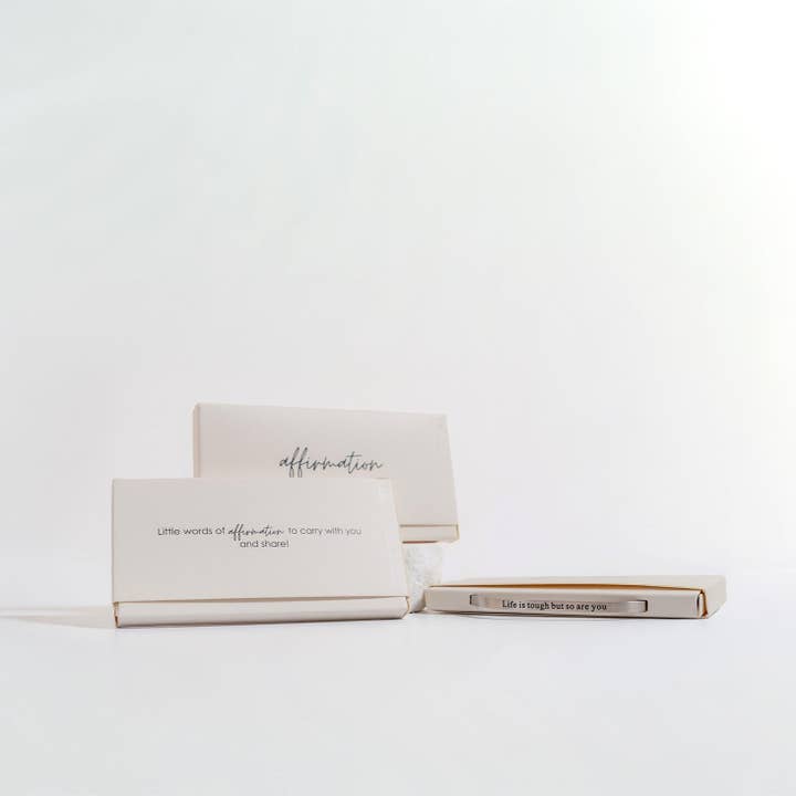 WJW – wholesale Manschettarmband – 18K Guld PVD Livet är tufft Så är du Graverat Armband4