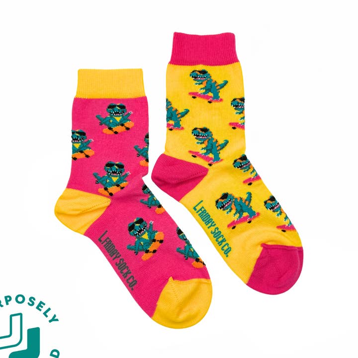 Chaussettes Dinos sur Skateboards pour Enfants pour la vente par Friday Sock Co.