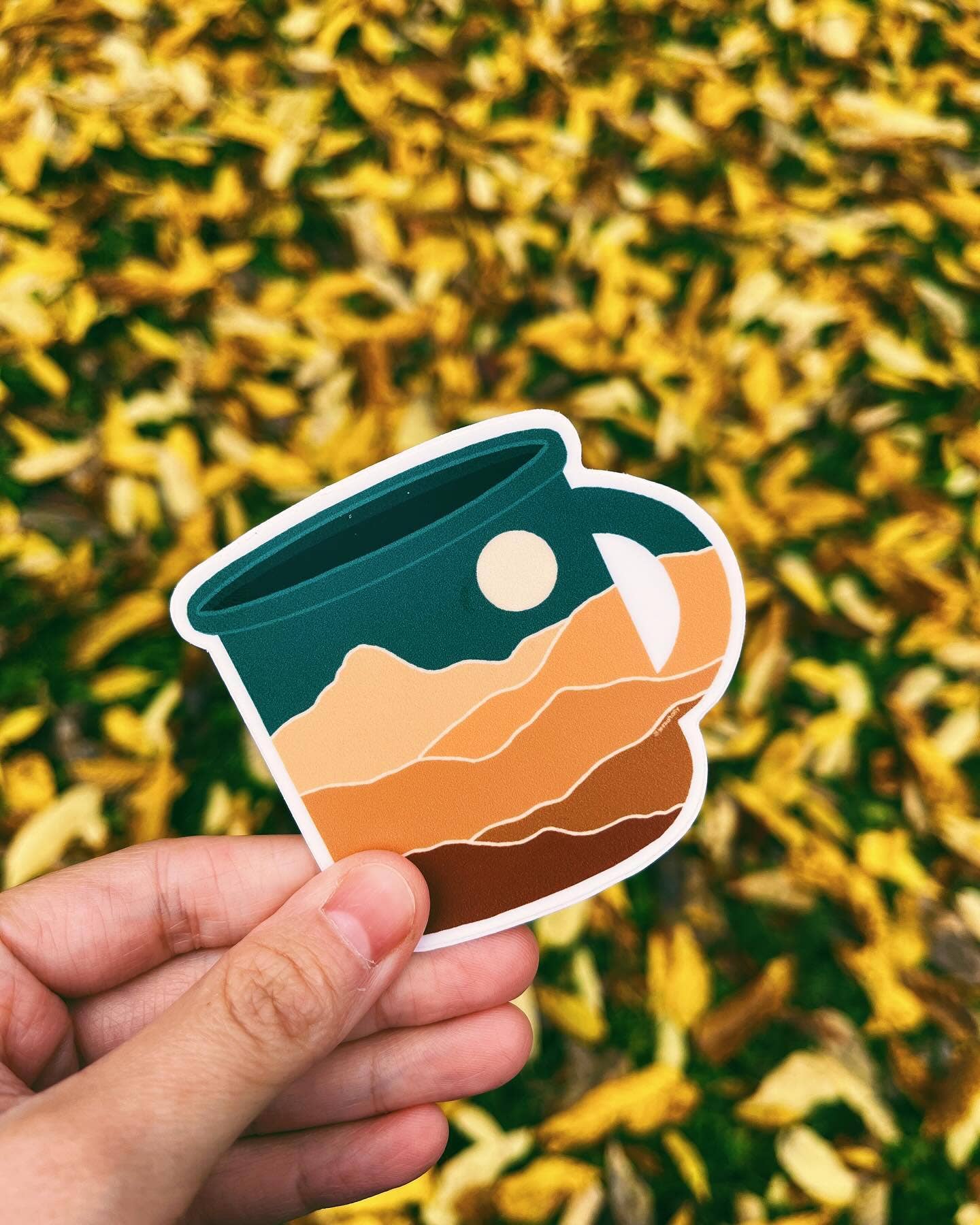 Jessica Holly Creative - Vendita all'ingrosso Adesivo - Adesivo in vinile 'Camp Mug' Skyline di montagna, 3 pollici3