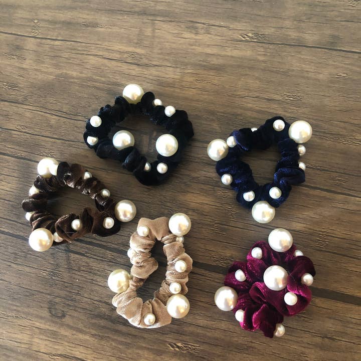 Perla Velvet Piccoli Capelli Scrunchy per la vendita all'ingrosso da parte di Elsa-Hair