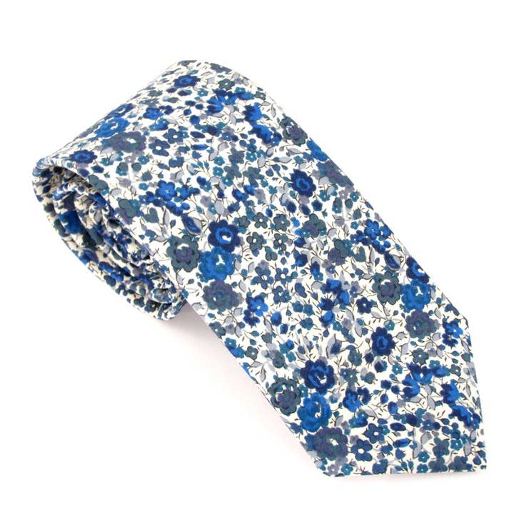 Cravatta Emma & Georgina in cotone blu realizzata con tessuto Liberty per la vendita all'ingrosso da parte di Cecil Jones