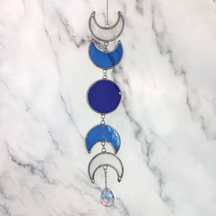 Fases de la Luna Vidriera Colgante Atrapasol – Decoración Celestial Colgante para Ventana Hecha a Mano con Detalles de Luna y Cristal para venta al por mayor de Two Cats Creatives