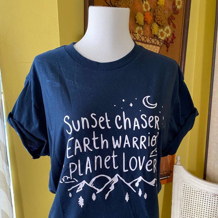 Sunset Chaser Graphic Tee Warrior Geschenkshirt voor wholesale door Sew Vicious