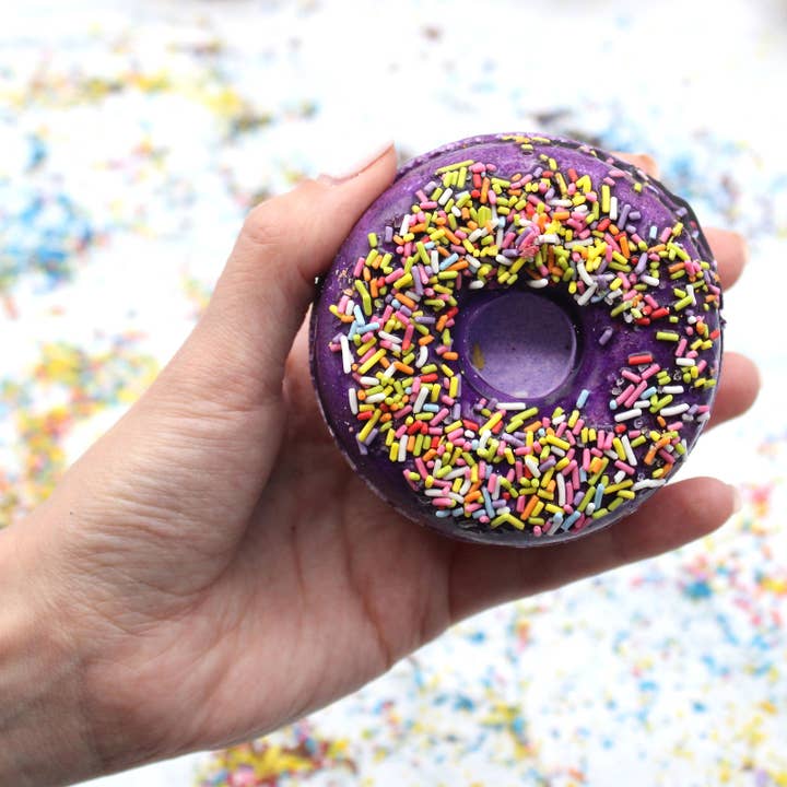 AW Aromatics Limited - Wholesale Bath Bomb/Fizz - White Label Blackberry and Almond Bath Donut 180g