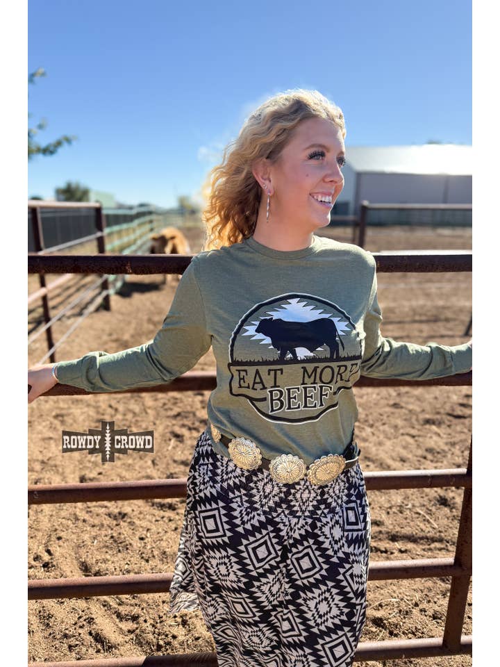 Rowdy Crowd Clothing – T-shirt estampada - Mulher por atacado – Camisola de Manga Comprida "Coma Mais Carne de Vaca"