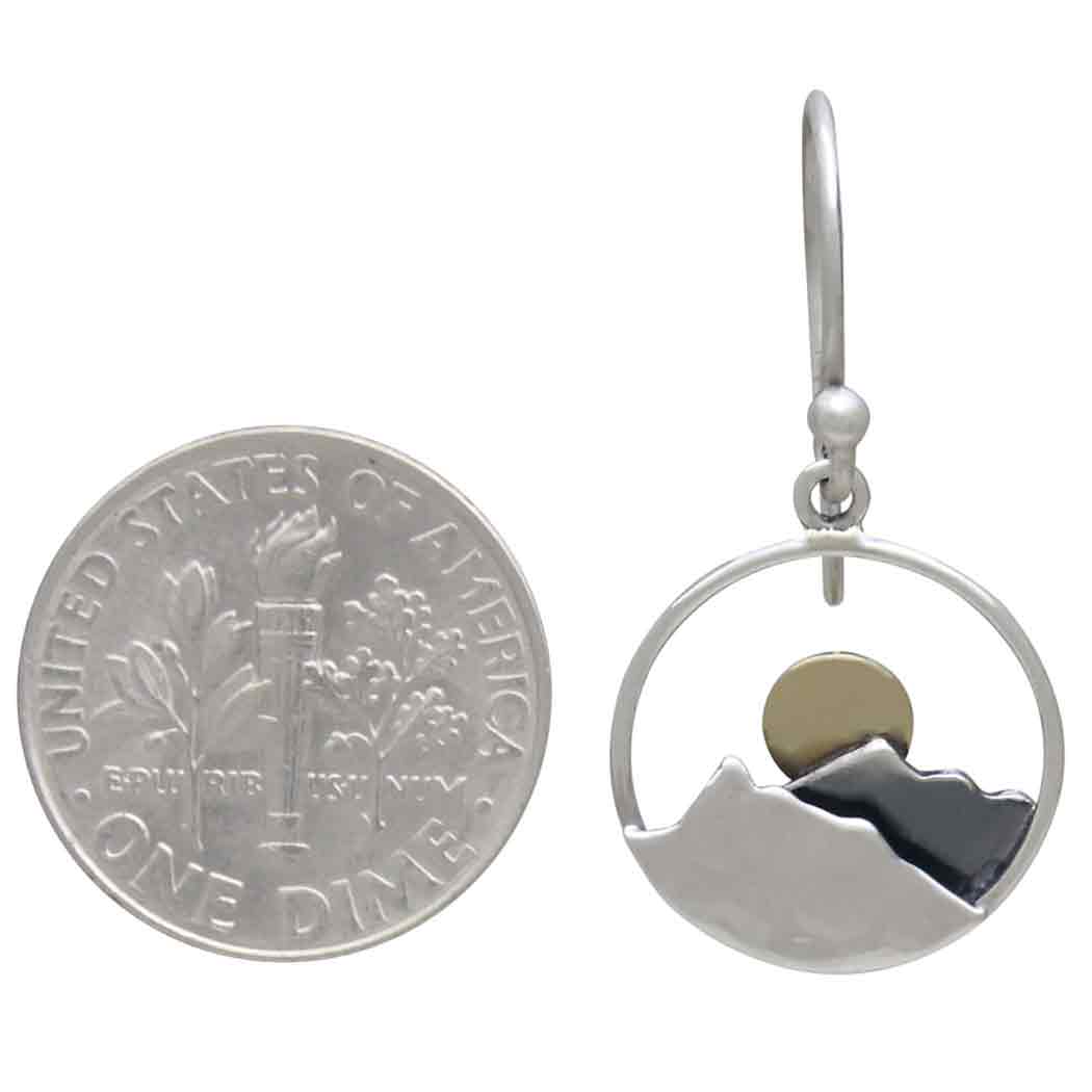 Nina Designs - Vendita all'ingrosso Orecchini pendenti - Orecchini Circle Mountain in argento con sole in bronzo 30x15mm2
