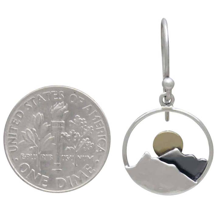 Nina Designs - Vendita all'ingrosso Orecchini pendenti - Orecchini Circle Mountain in argento con sole in bronzo 30x15mm2