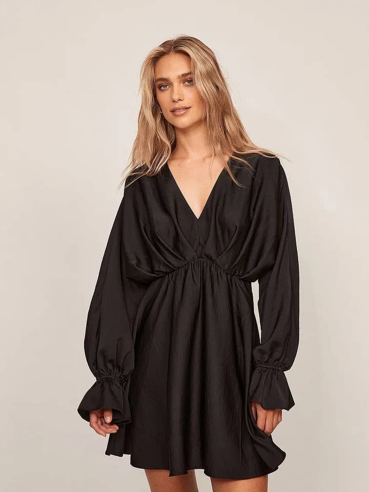 Robe noire Flowy Mini-ls pour la vente par STYLE INSTANT