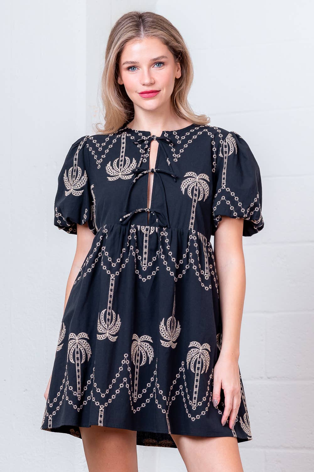 MULTI NOIR PD20375T-ROBE COURTE À MANCHES COURTES AVEC BRODERIE ET NŒUD DEVANT en vente sur Faire1