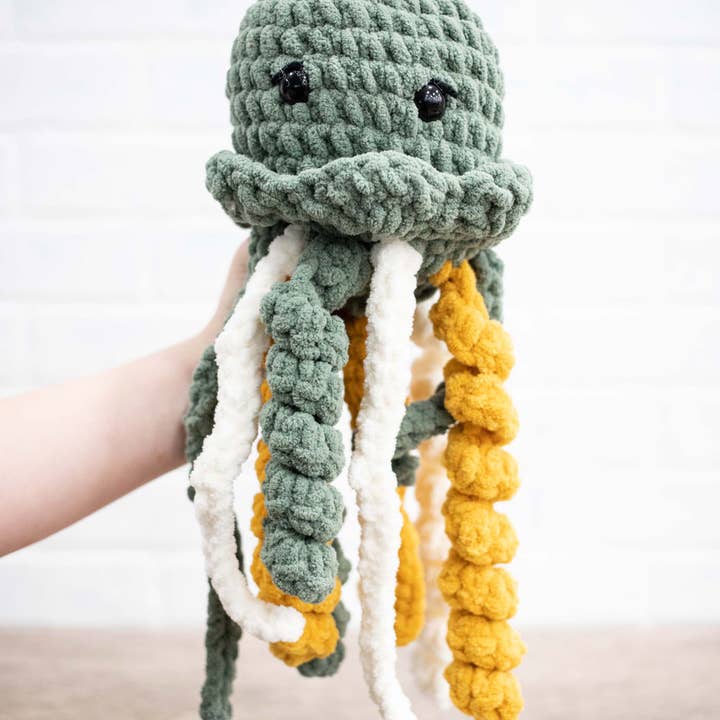 Méduse, Animal en Peluche au Crochet pour la vente par The McGarvey Workshop