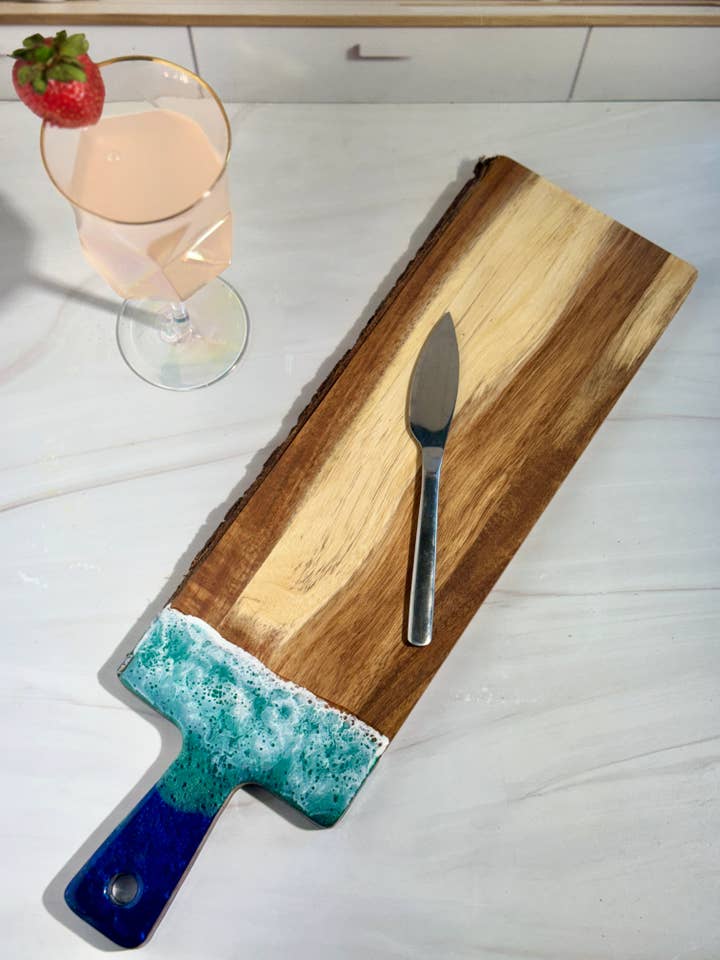 Planche de charcuterie en acacia et époxy – Collection Oceana-Petite pour la vente par LMW Designs