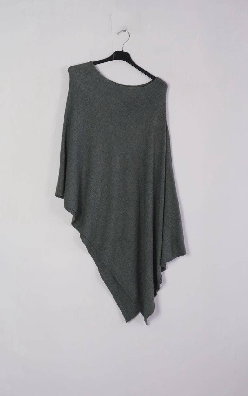 Lea & Luc - Grandes Tailles – wholesale Poncho – Women's – Star print poncho with round neck REF. 007611