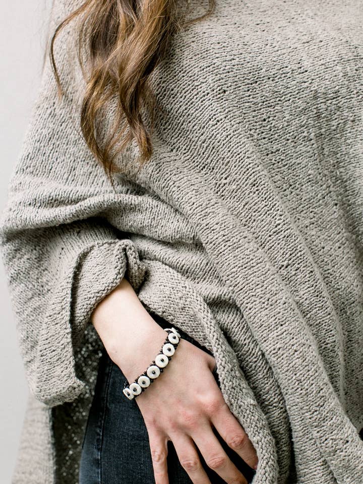 Struts äggskal Single Rad Skoonheid Armband, Svart för wholesale av Hope Artisan Collective