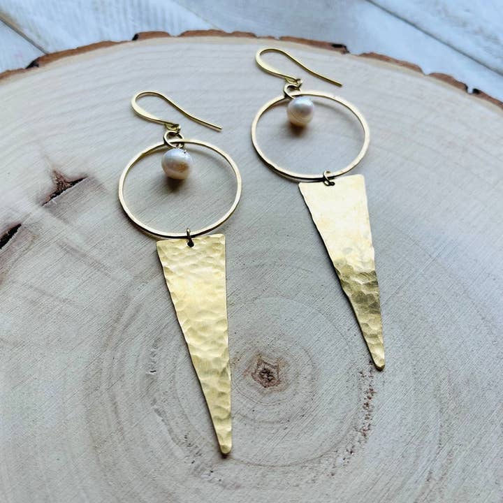 Perle- og messingbøjle hekseøreringe, geometrisk boheme-smykke for engroshandel hos Same Sunset Design