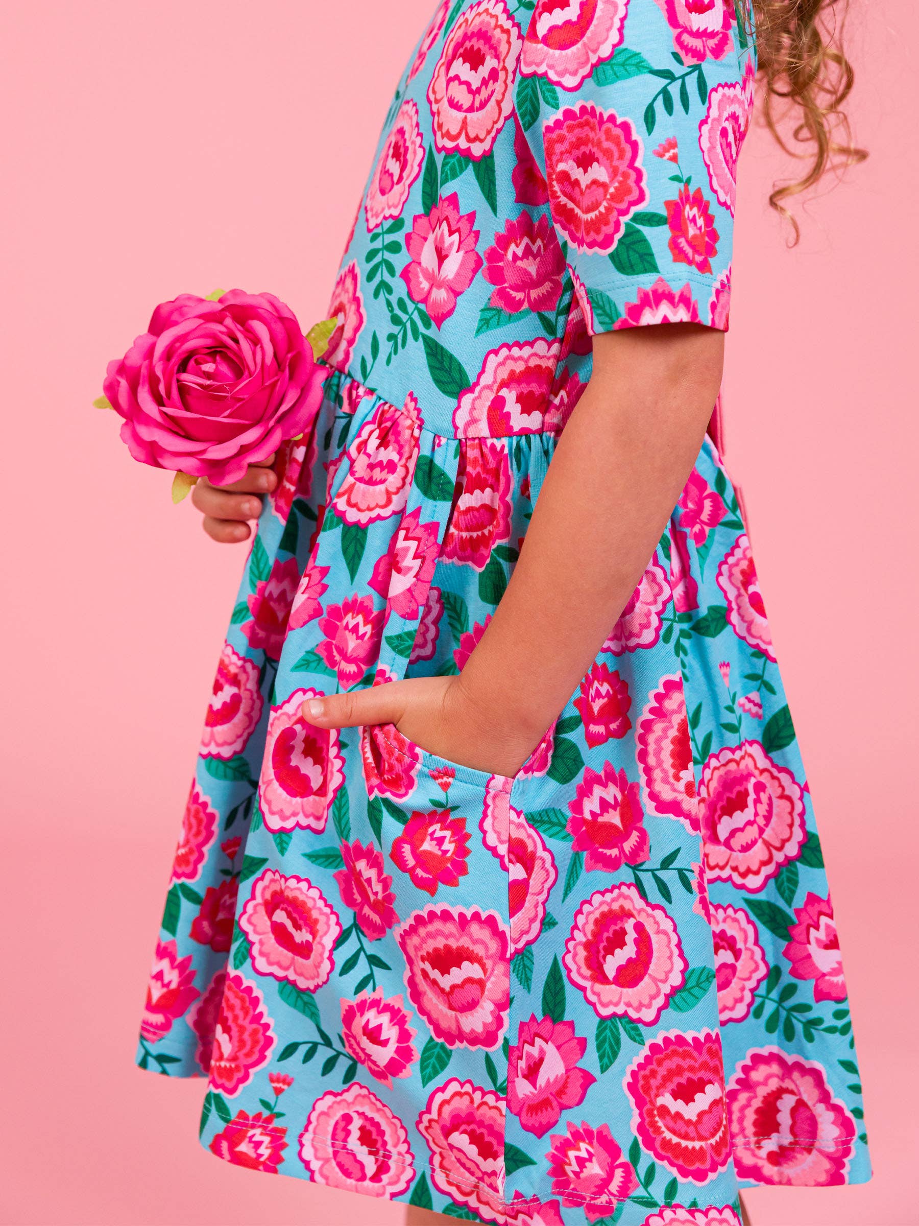 Azul Vestido de Malha com Mangas Curtas e Rodado Bright Blossoms para Meninas para venda a revendedores na Faire3