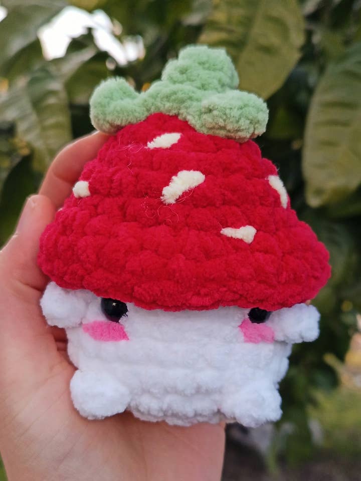 Peluche Fungo Fragola Fatto a Mano – Giocattolo Morbido e Dolce per la vendita all'ingrosso da parte di KLABELGIFT
