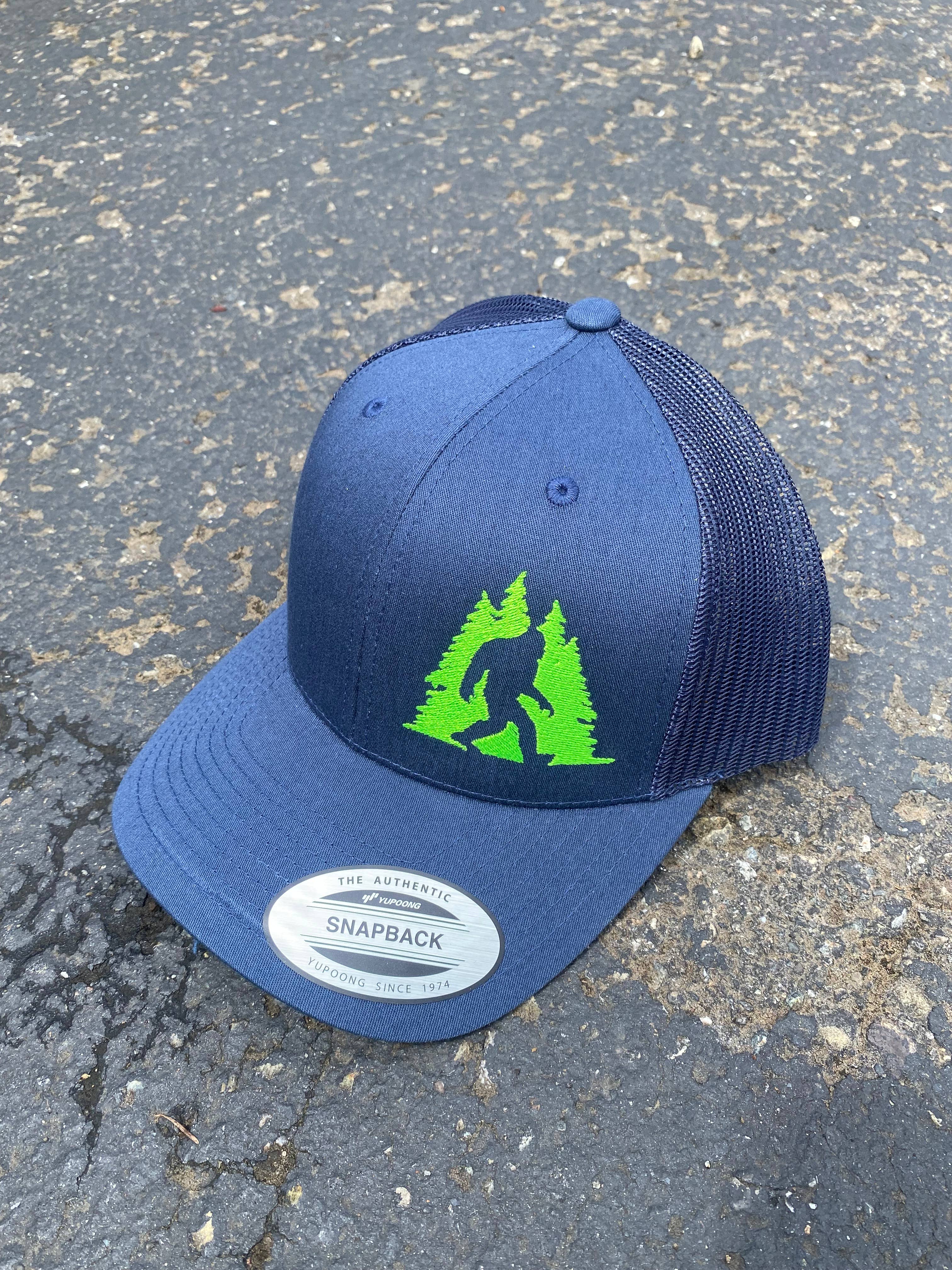 Direction Apparel - Vente Casquette de camionneur – unisexe - Casquette de camionneur Sasquatch dans les arbres5