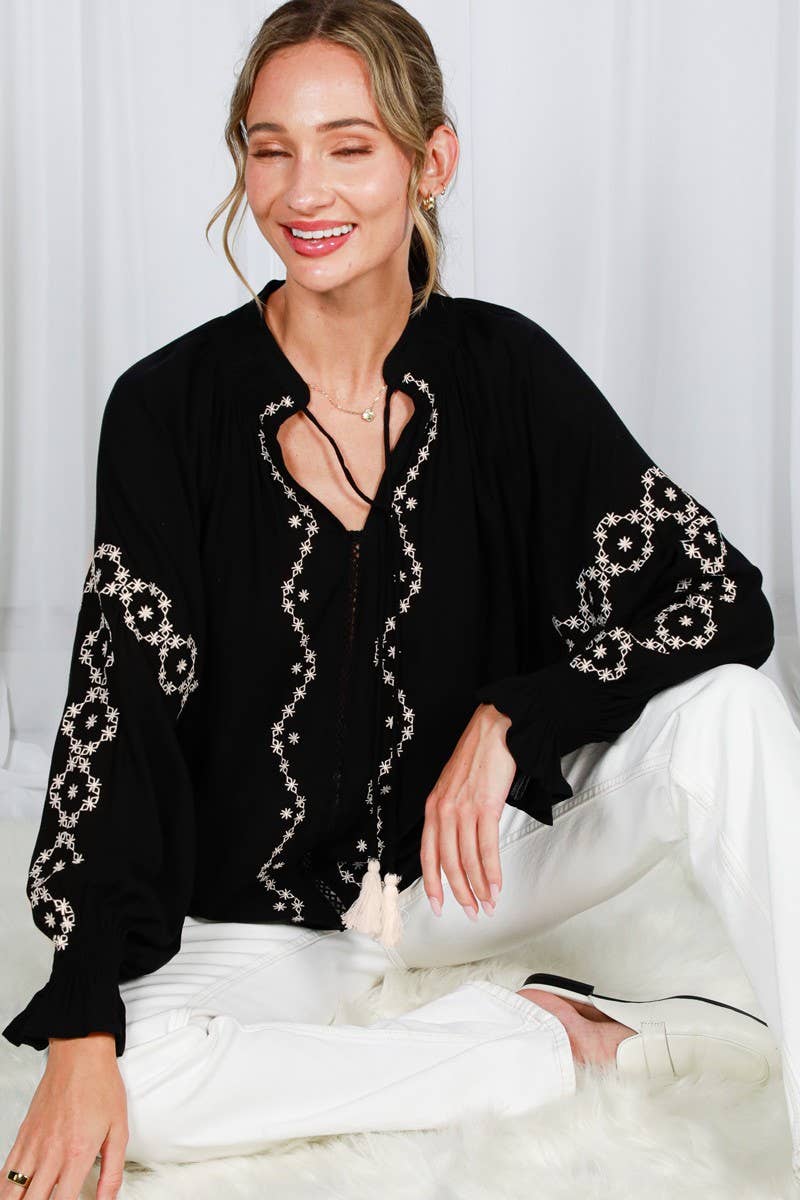 Vine & Love - Wholesale Blouse - Dames - Blouse met Striksluiting en Kwastjesdetail Bloemenborduursel TopVT82493-0