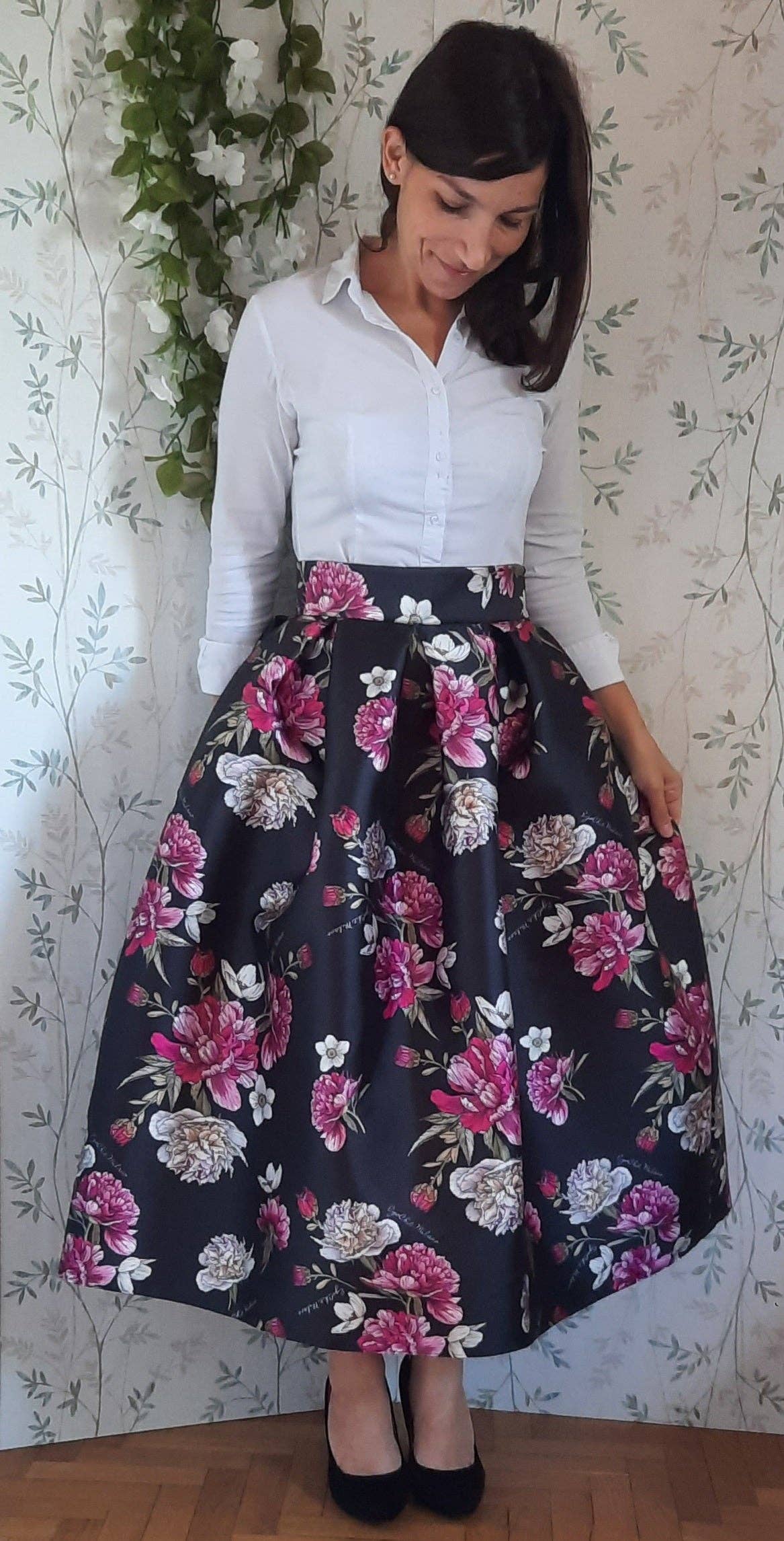 EgoChic Milano - Vente Jupe – femme - Jupe plissée style années 50 Sabrina, motif floral sur base noire avec logo12