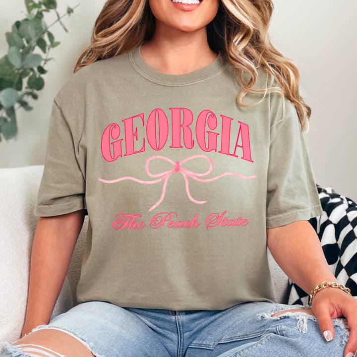 Shoppe SHC – Großhandel T-Shirt (Grafikdruck) – Damen – Coquette Tee | Georgia Tee | Grafik-T-Shirt für Damen6